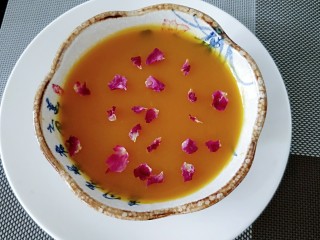 12、养生美颜甜品——玫瑰南瓜银耳露,再撒些玫瑰花点缀下，尝一口香甜、顺滑