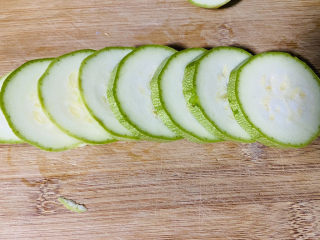 2、醋溜西葫芦,西葫芦清洗干净切成厚薄均匀片状