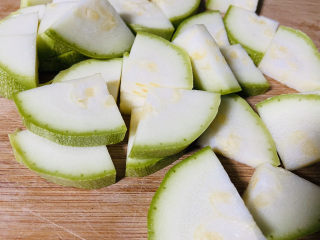 3、醋溜西葫芦,再切小片