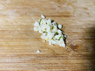 4、醋溜西葫芦,蒜头去皮拍碎