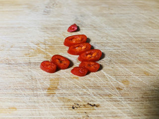 5、醋溜西葫芦,辣椒切小圈