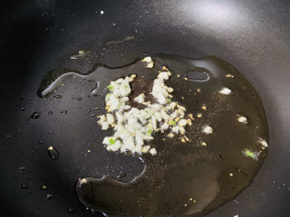 6、醋溜西葫芦,起油锅放入蒜末爆香