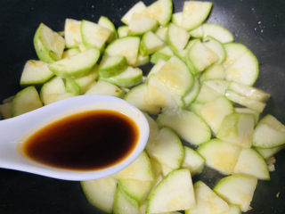 10、醋溜西葫芦,烹入1勺小炒鲜酱油
