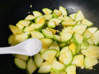 12、醋溜西葫芦,适量白糖翻炒均匀