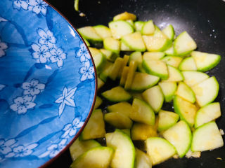 13、醋溜西葫芦,淋入少许热水翻炒至断生