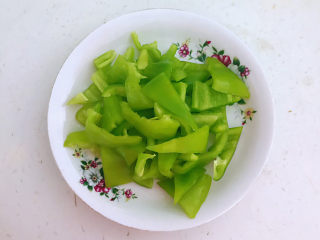 2、爆炒猪肚,尖椒去蒂去籽，切成小片