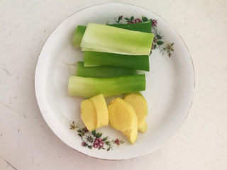 5、爆炒猪肚,大葱切成段，鲜姜切成小片