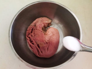 7、爆炒猪肚,加入精盐