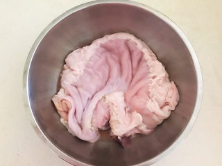 10、爆炒猪肚,把猪肚翻过来