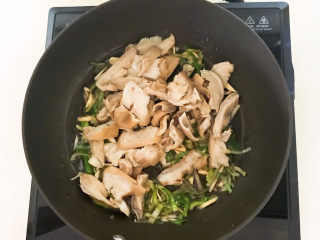 25、爆炒猪肚,加入猪肚片，大火爆炒