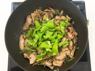 27、爆炒猪肚,加入尖椒，翻炒均匀