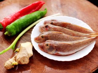 1、啤酒焖红蟹鱼,把所有的食材都备齐。