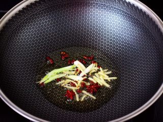 4、啤酒焖红蟹鱼,锅烧热后，倒入花生油烧至六成热时，小火慢慢炸香花椒和八角，再大火爆香葱姜丝。