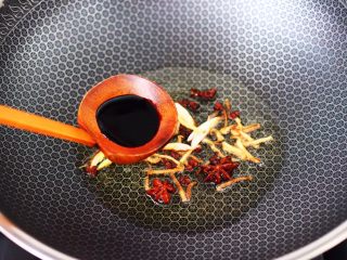 5、啤酒焖红蟹鱼,加入生抽调味调色。