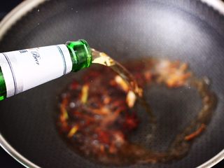 6、啤酒焖红蟹鱼,这个时候倒入啤酒。