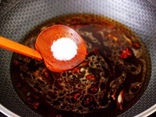 7、啤酒焖红蟹鱼,再加入白砂糖和适量的盐调味增鲜。