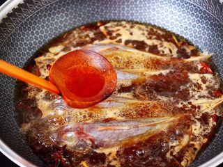 9、啤酒焖红蟹鱼,加入料酒去除腥味。