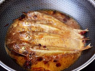 11、啤酒焖红蟹鱼,看见锅中汤汁浓稠时。