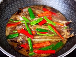 12、啤酒焖红蟹鱼,加入切好的青红椒。