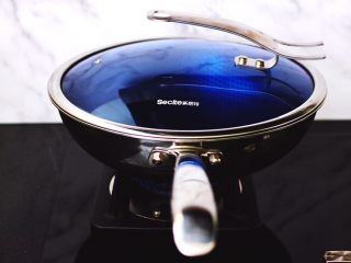 10、啤酒焖红蟹鱼,盖上锅盖大火煮开后，转小火慢慢炖煮10分钟左右。