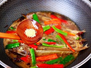 13、啤酒焖红蟹鱼,加入鸡精调味，大火继续炖煮至青红椒断生变色的时候。