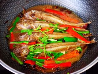 14、啤酒焖红蟹鱼,撒上香菜段，即可关火。