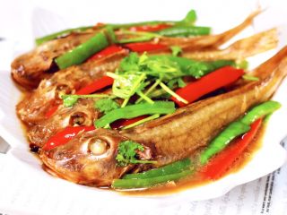 16、啤酒焖红蟹鱼,鲜掉眉毛木有人管，一上桌就秒光。