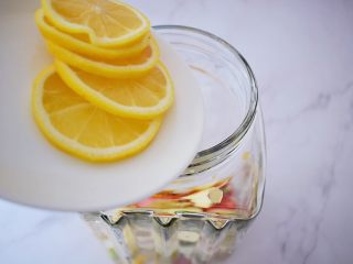 11、水果冷泡茶,加入柠檬片
