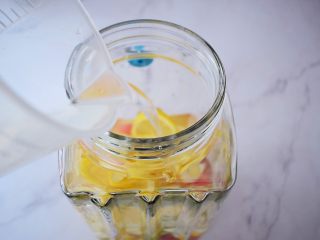 12、水果冷泡茶,加入纯净水