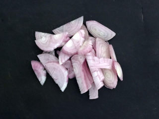 1、香煎鲫鱼,圆葱切成丝