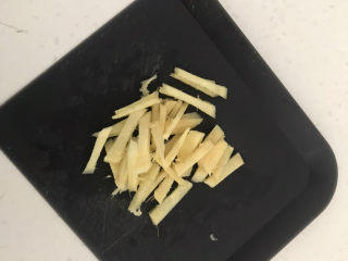 3、香煎鲫鱼,鲜姜切成丝