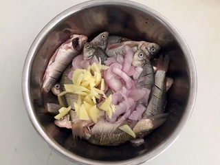 8、香煎鲫鱼,加入蒜丝，姜丝和圆葱丝