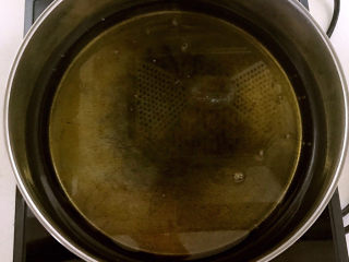 14、香煎鲫鱼,炒锅烧热后加入大豆色拉油