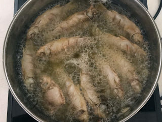 15、香煎鲫鱼,油热后放入鲫鱼，全程小火煎制