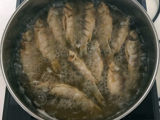 16、香煎鲫鱼,煎制一面金黄就给鲫鱼翻身