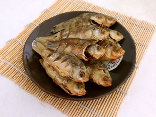 19、香煎鲫鱼,香煎鲫鱼鲜外焦里嫩，鱼肉鲜美~