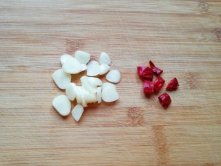 3、清炒茼蒿杆,大蒜切成片，干红辣椒切成小段。