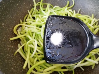 7、清炒茼蒿杆,放盐调味。