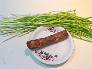 1、蒜苗炒腊肠,准备食材：蒜苗和腊肠