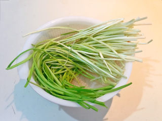 2、蒜苗炒腊肠,把蒜苗清洗干净