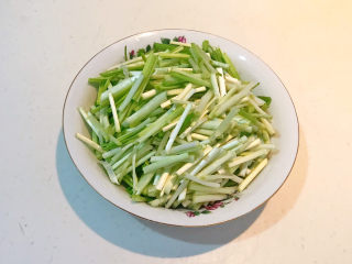 3、蒜苗炒腊肠,把蒜苗切成寸段