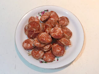 6、蒜苗炒腊肠,把腊肠切成小片