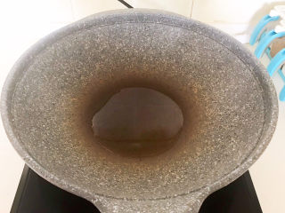 7、蒜苗炒腊肠,炒锅烧热后加入玉米油