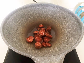 8、蒜苗炒腊肠,油烧热后加入腊肠