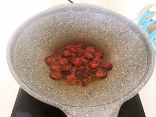 9、蒜苗炒腊肠,煸炒2分钟