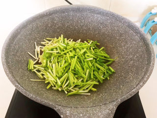 10、蒜苗炒腊肠,加入蒜苗