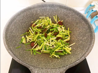 11、蒜苗炒腊肠,大火快速翻炒1分钟