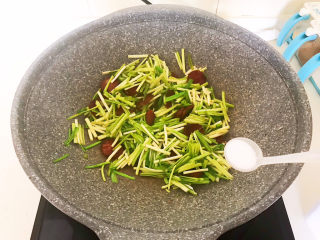 12、蒜苗炒腊肠,加入精盐