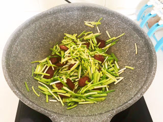 13、蒜苗炒腊肠,翻炒均匀即可