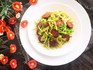 14、蒜苗炒腊肠,蒜苗炒腊肠出锅了~